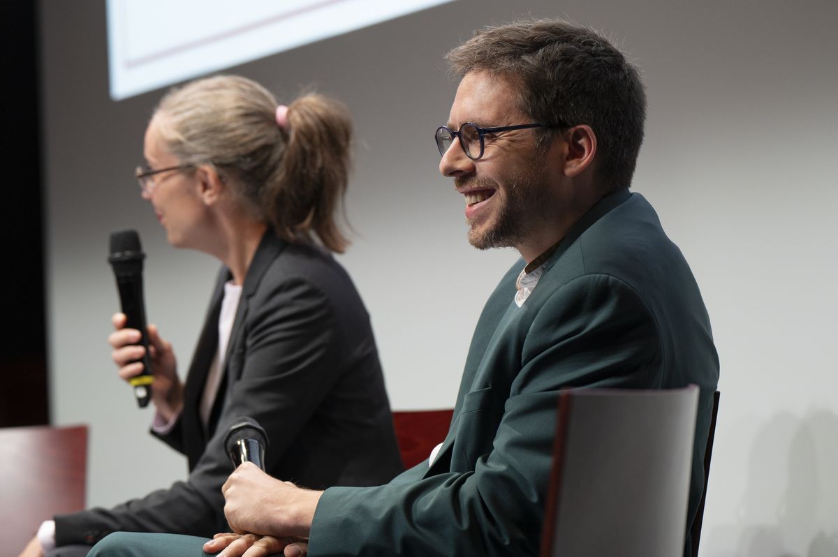 Un échange sur scène pendant la seconde table ronde